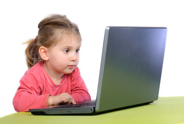 小女孩带手提电脑 免版税图库照片