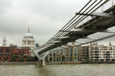 Millennium Köprüsü ve St.Paul 's Cathedral