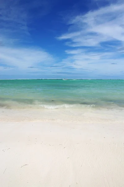 Olas en la playa tropical — Foto de Stock