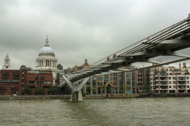 Millennium Köprüsü ve St.Paul 's Cathedral