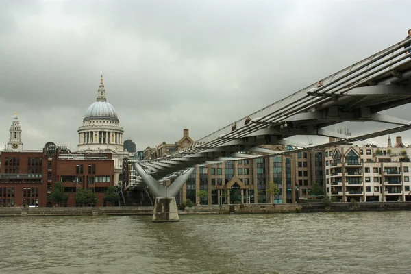 Millenniumi-hídtól és St.Paul 's Cathedral — Stock Fotó