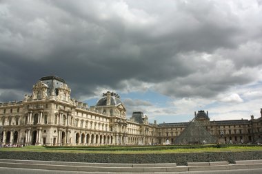 Fransa. Paris. Louvre ve cam piramit