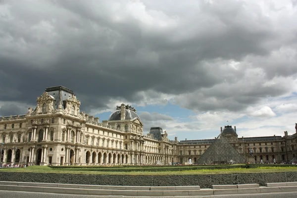 França. Paris. Louvre e pirâmide de vidro — Fotografia de Stock