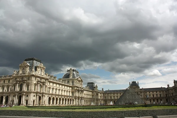In Francia. Parigi. Louvre e piramide di vetro — Foto Stock