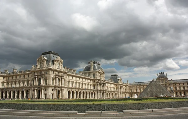 Frankrijk. Parijs. Louvre en glazen piramide — Stockfoto