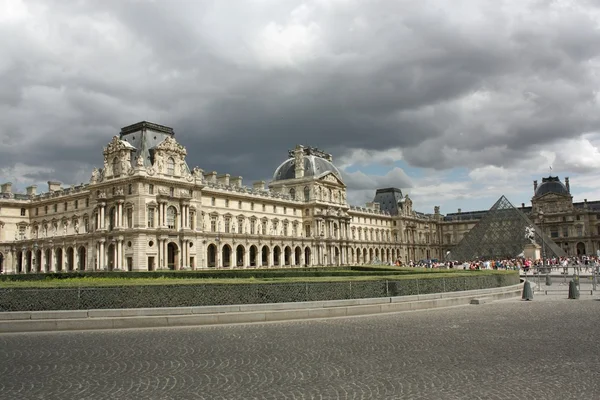 França. Paris. Louvre e pirâmide de vidro — Fotografia de Stock