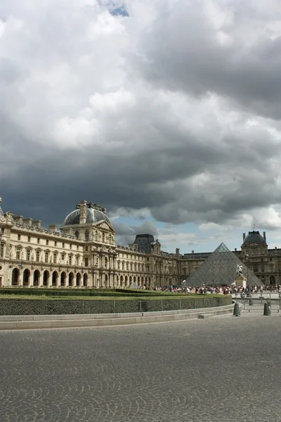 法国。巴黎。罗浮宫和玻璃金字塔 — 图库照片