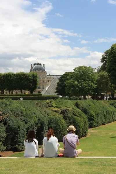 Францию. В Париж. Лувр и стеклянная пирамида — стоковое фото