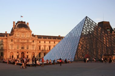 Fransa. Paris. Louvre ve cam piramit