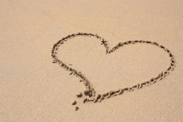 Hart op het zandstrand — Stockfoto