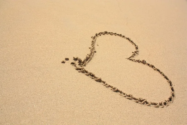 Серце на піщаному пляжі — стокове фото