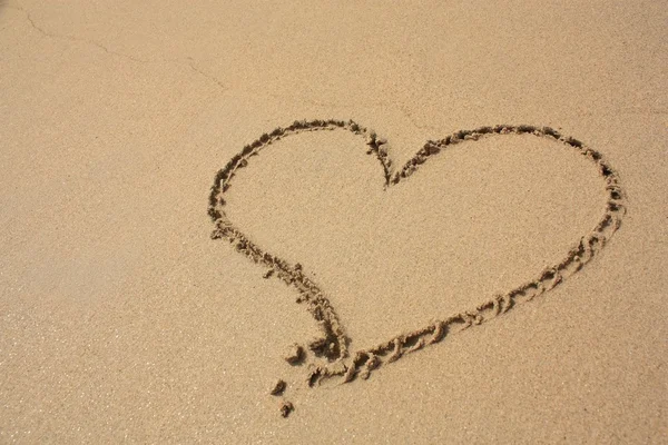 Corazón en la playa de arena —  Fotos de Stock