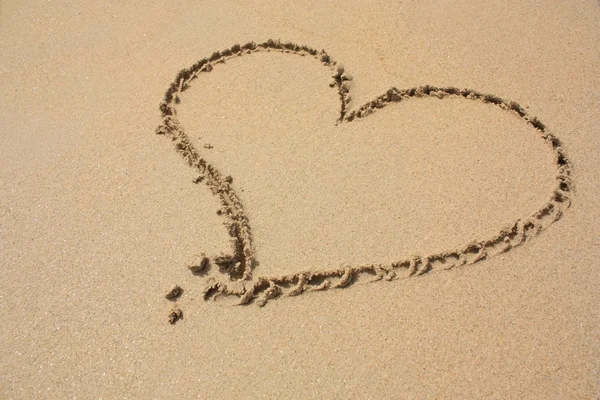 Coração na praia arenosa — Fotografia de Stock