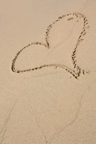 Herz am Sandstrand — Stockfoto