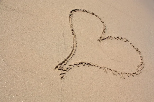 Сердце на песчаном пляже — стоковое фото