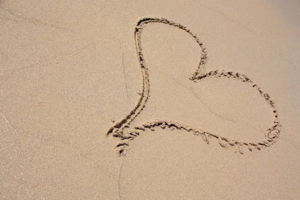 Herz am Sandstrand — Stockfoto