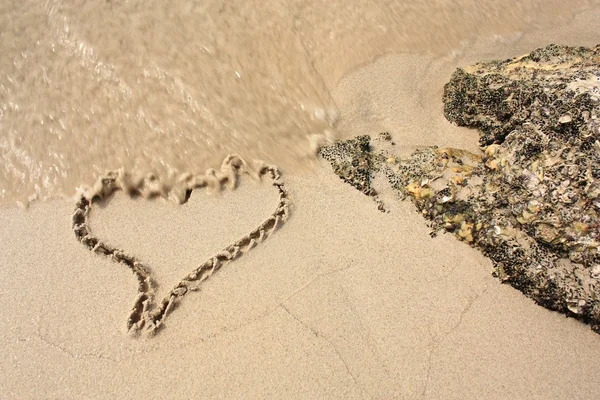 Сердце на песчаном пляже — стоковое фото
