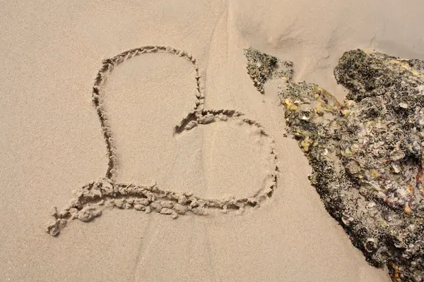 Серце на піщаному пляжі — стокове фото