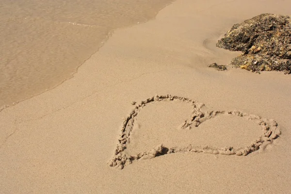 Coeur sur la plage de sable — Photo