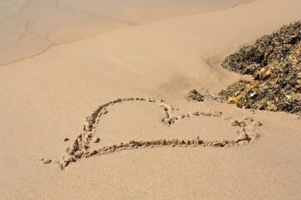Corazón en la playa de arena — Foto de Stock