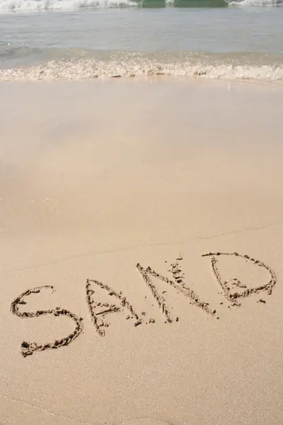 Слово на песчаном пляже — стоковое фото