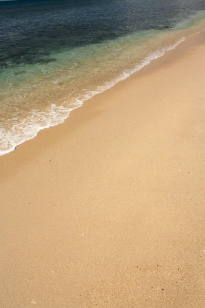 Olas en la playa tropical. Contexto — Foto de Stock