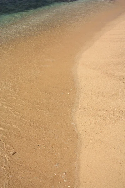 Волны на тропическом пляже. Фон — стоковое фото