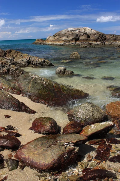 Piedras en la playa tropical — Foto de Stock