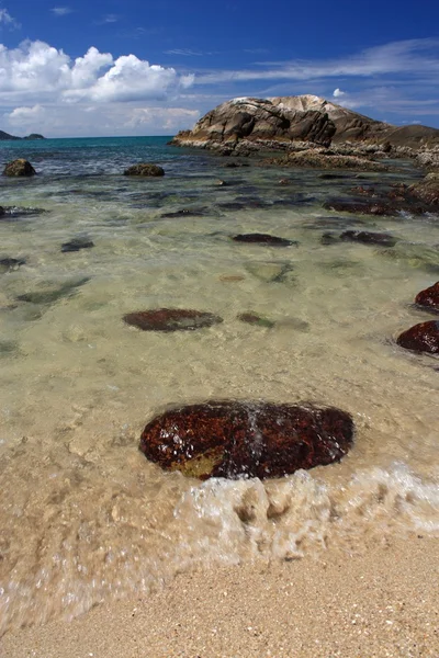 Stenen op het tropisch strand — Stockfoto