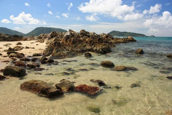 Stenar på den tropiska stranden — Stockfoto