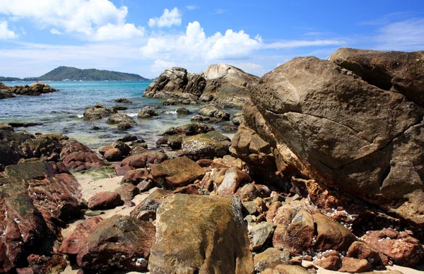 Pedras na praia tropical — Fotografia de Stock