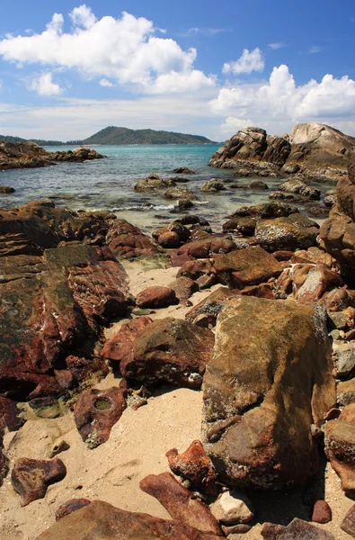 Stenar på den tropiska stranden — Stockfoto