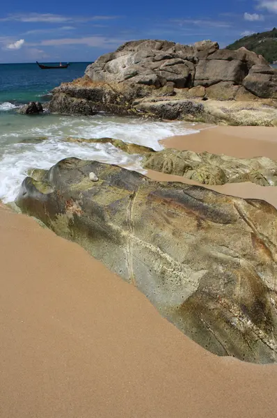 Pedras na praia tropical — Fotografia de Stock