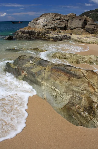 在热带的海滩上的石头 — 图库照片