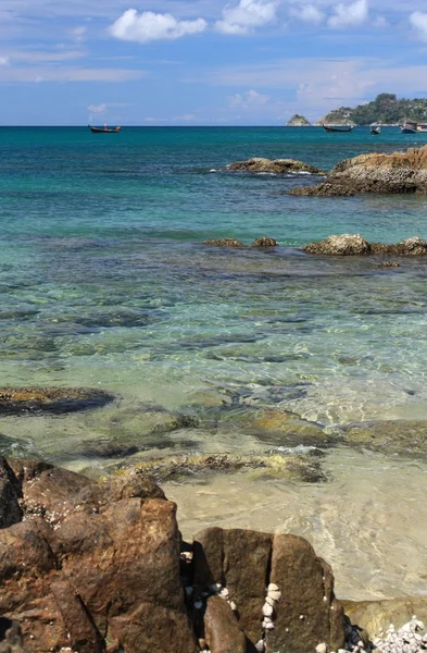 Камни на тропическом пляже — стоковое фото