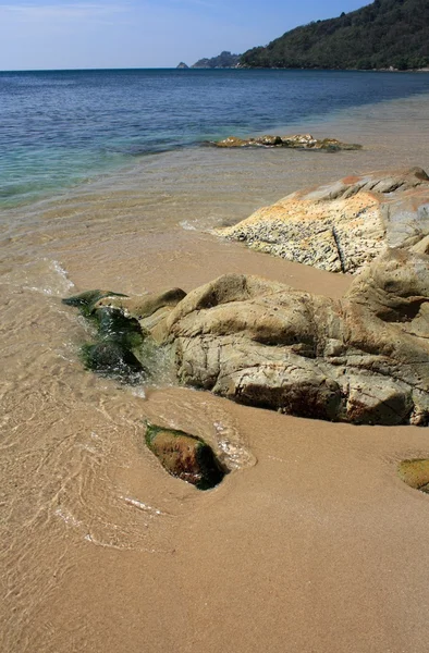 หินบนชายหาดเขตร้อน — ภาพถ่ายสต็อก