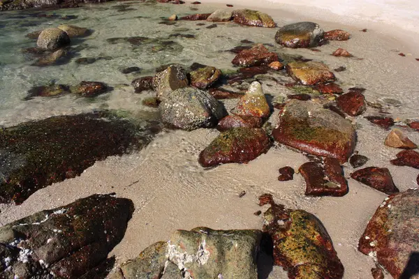 Piedras en la playa tropical —  Fotos de Stock