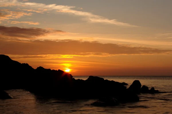 Vacker tropisk solnedgång över havet — Stockfoto