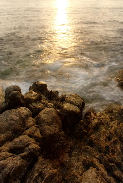 Bellissimo tramonto tropicale sul mare — Foto Stock