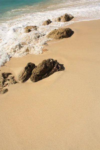 Steine am tropischen Strand — Stockfoto