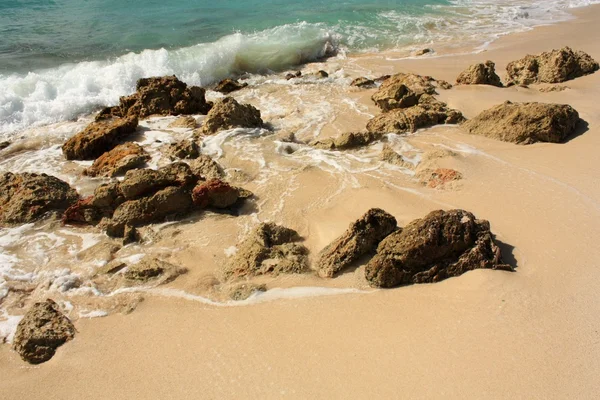 Stenen op het tropisch strand — Stockfoto