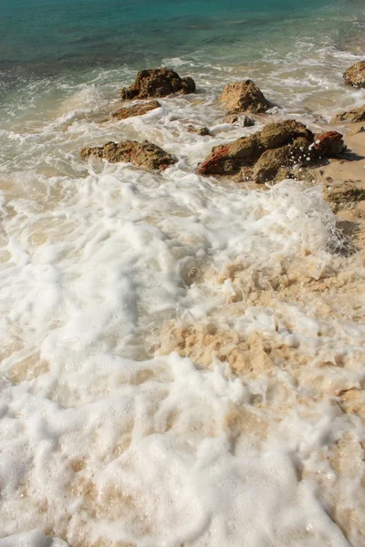 Pierres sur la plage tropicale — Photo