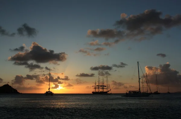 Atardecer caribeño y silueta del barco y veleros — Foto de Stock