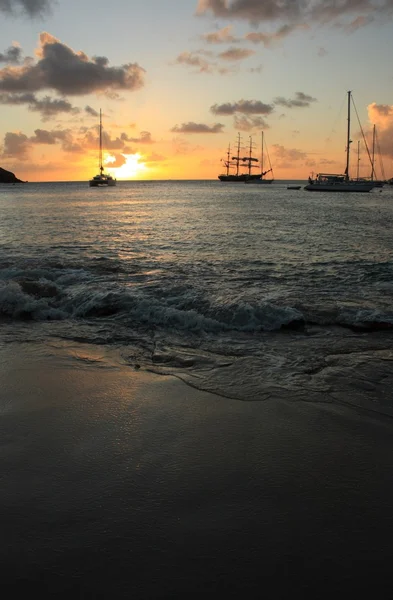 Pôr do sol caribenho e silhueta do navio e veleiros — Fotografia de Stock