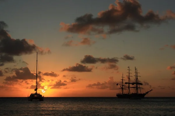 Caraibe apus de soare și barca cu pânze — Fotografie, imagine de stoc