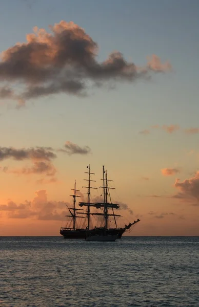 Caribbean sunset and sailboat — Stock Photo, Image