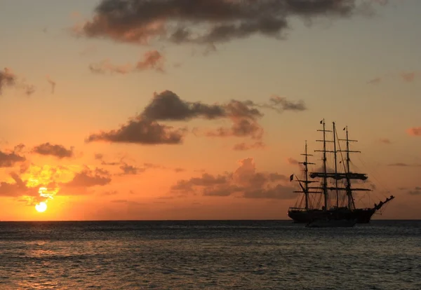 Caribische zonsondergang en zeilboot — Stockfoto