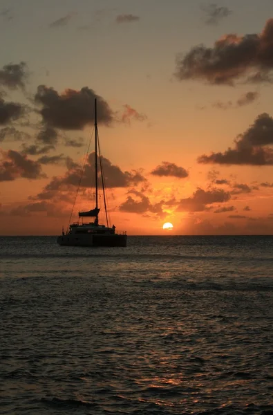Coucher de soleil et voilier des Caraïbes — Photo