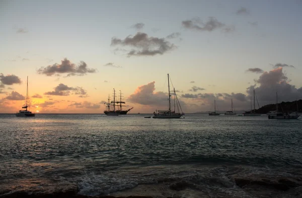 Καραϊβικής ηλιοβασίλεμα και silhouett του πλοίου και ιστιοπλοϊκά — Φωτογραφία Αρχείου
