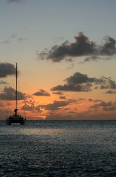 Karibiska solnedgång och segelbåt — Stockfoto